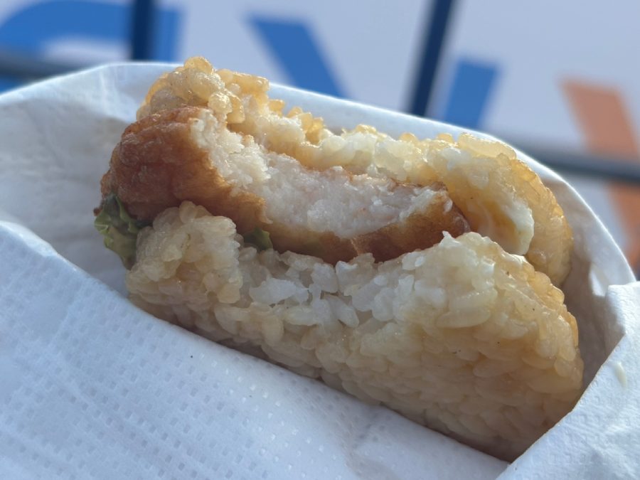 片手でも手軽に食べられるのもスタジアム飯として嬉しいポイント