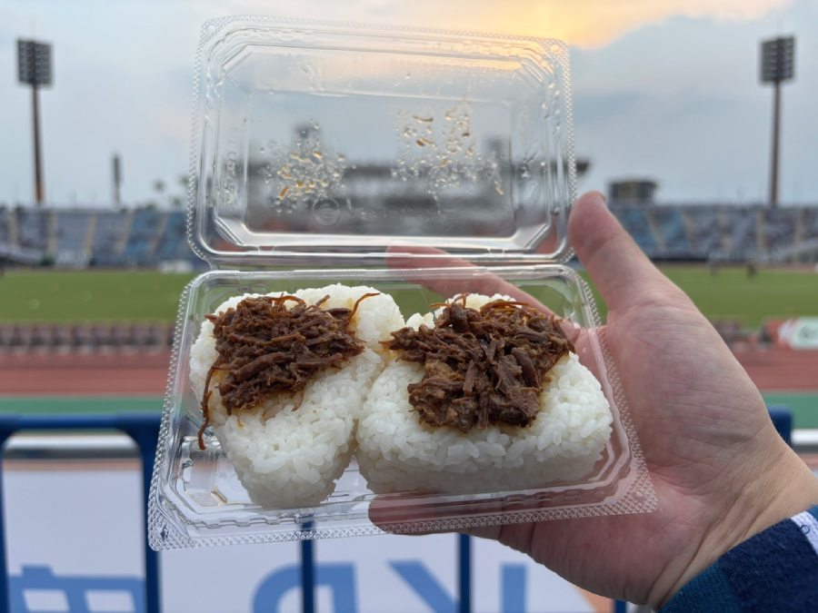 「キッチン、しまだ屋」の「黒豚チャーシュー魔法の肉かけおにぎり」