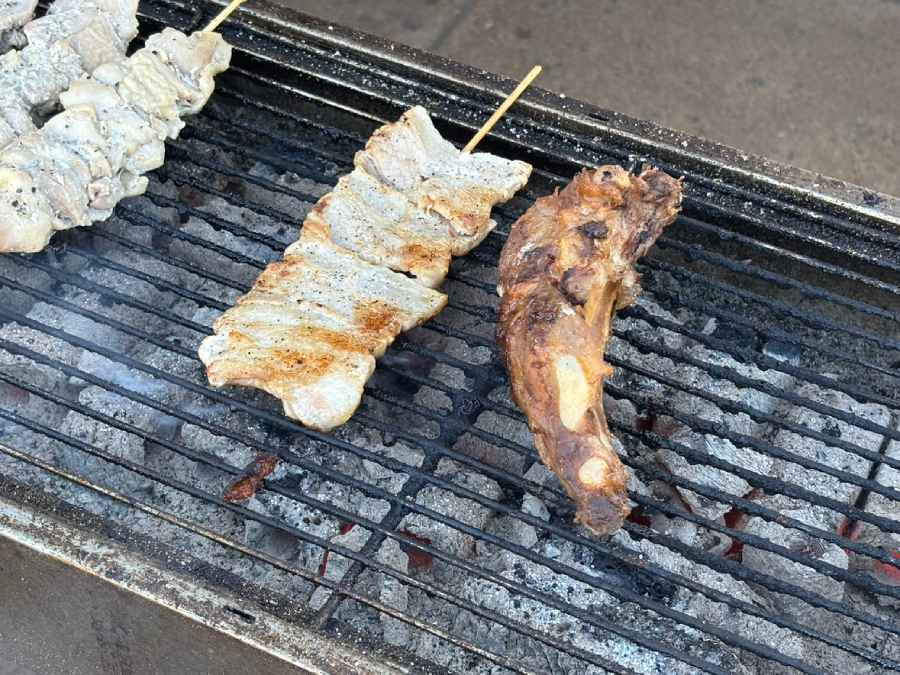 注文を受けてから目の前で肉を焼いてくれるスタイル