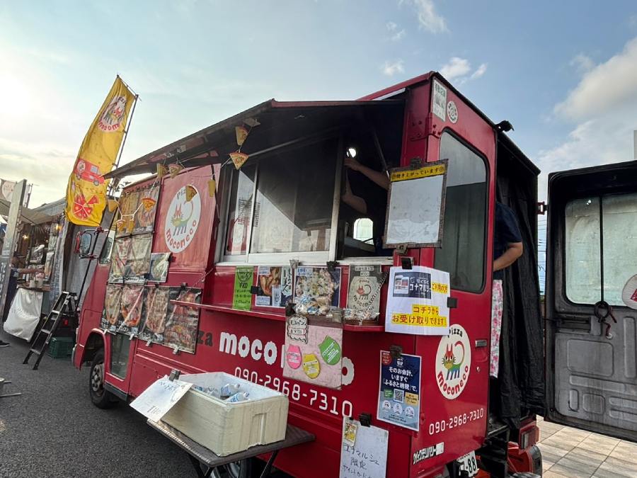 赤いキッチンカーが目印の pizza moconeco