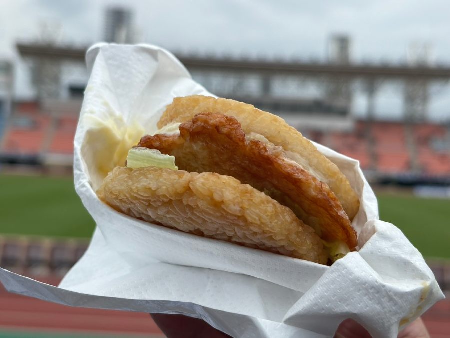 さつま揚げを、醤油をしみこませたライスバンズでサンド