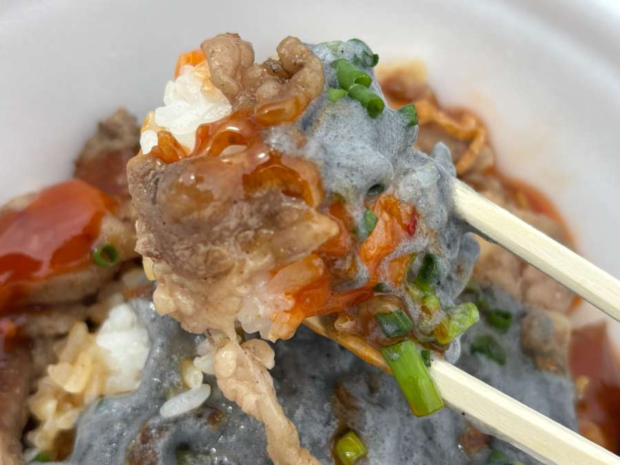 ステーキソースにピリ辛のチリソースが加わり、深みのある味わい